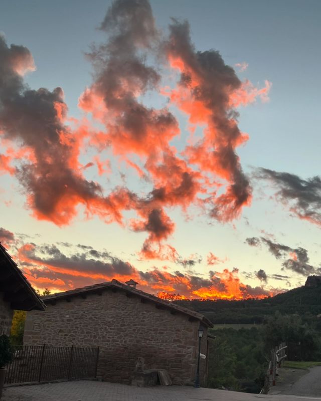 L’hora màgica💫 #cel #natura #montpol #lladurs #lescasesdelplademontpol #turismeruralsolsonès #viulanatura #somrurals #catalunyarural